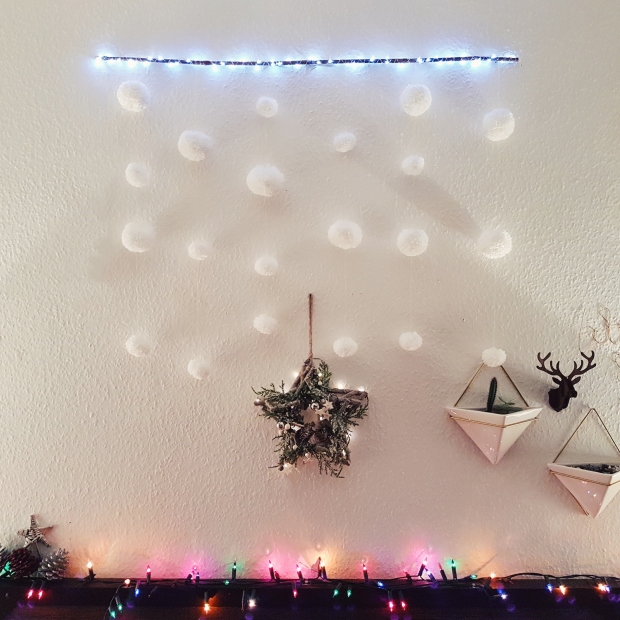 DIY Pom Pom Snowball Christmas Wall Hanging Decoration 