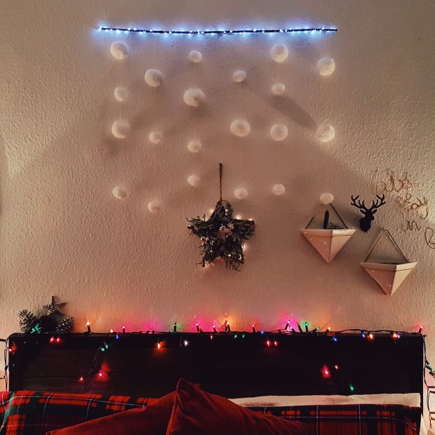 DIY Pom Pom Snowball Christmas Wall Hanging Decoration 